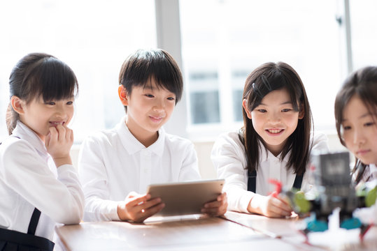 プログラミングの勉強をする小学生