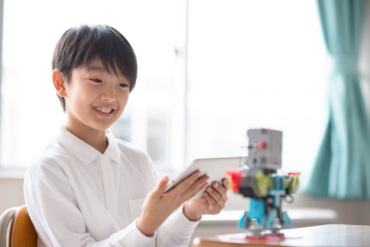 プログラミングの勉強をする小学生