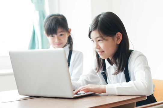 プログラミングの勉強をする小学生