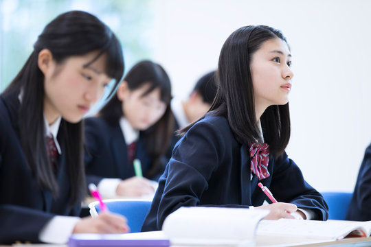 授業を受ける女子高校生