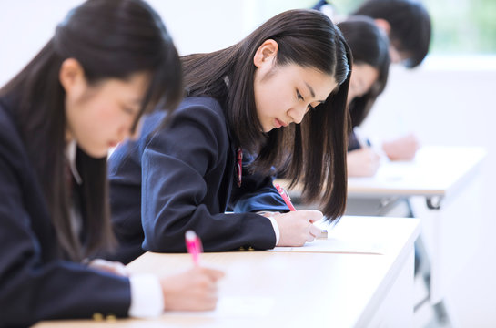 テストを受ける女子高校生