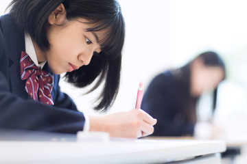 テストを受ける女子高校生