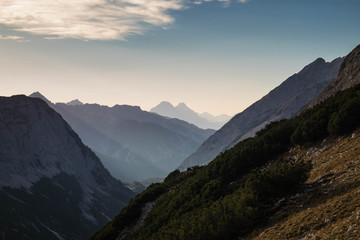 Tiroler Bergwelt im Dämmerlicht