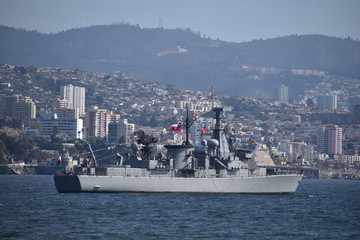 Barco guerra Chileno en puerto de Valparaiso