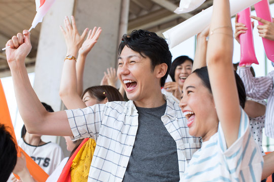 日本戦を観戦する人々