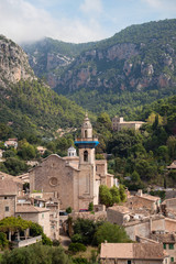 Fototapeta na wymiar Small village Valldemossa situated in picturesque Tramuntana mountains, Mallorca island, Spain
