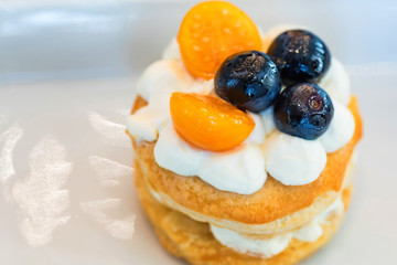 Small tarts with mozzarella cream and berries