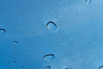 Blauer hintergrund mit Wassertropfen