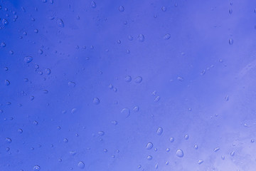 Blauer Hintergurnd mit Wassertropfen