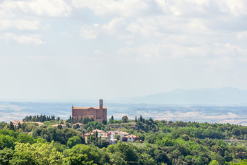 Fototapeta na wymiar Beatiful view to tuscany landscape with ancient church