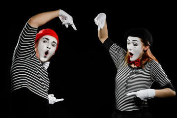 Mimes points at something invisible