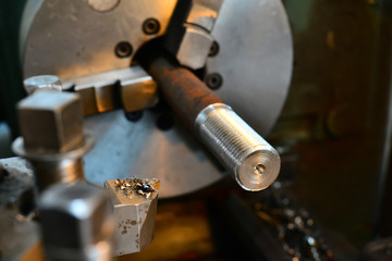 Turning threaded parts on the machine for use in mechanical engineering.