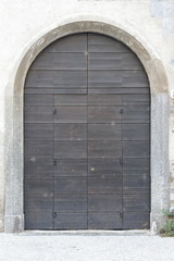 antica porta di legno con volta 