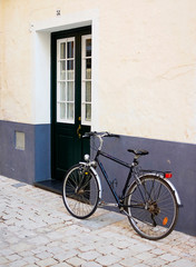 Fototapeta na wymiar Vintage bike leaning on a yellow wall