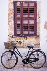 Fototapeta na wymiar bicycle with basket at the street of old town.