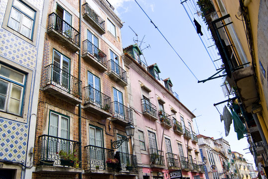 Portugal, Lisbonne, rue typique color&eacute;e