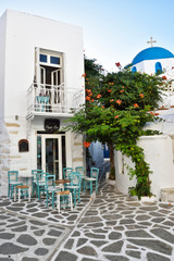 Ile grecque, petite place typique avec restaurant et bougainvillier