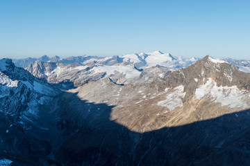 Fototapeta premium autumn hike to grosses Wiesbachhorn in glocknergruppe hohe tauern in austria