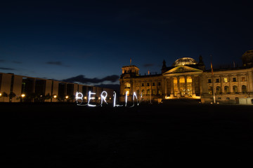 Schriftzug Berlin vor dem Reichstagsgebäude / Bundestag