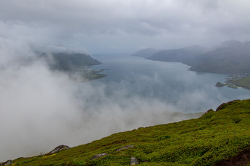 einsame Natur, Blick von den Bergen auf einen Fjord