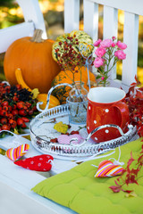 Gartenbank mit Herbstdekoration