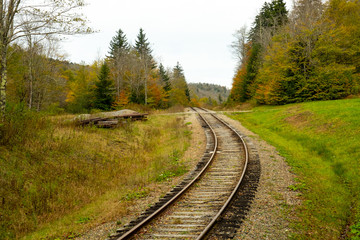 Obraz premium Railroad tracks on the mountain in fall horizontal shot