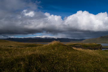 Fototapeta premium Campa verde con glaciar al fondo, Islandia