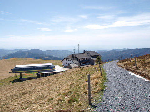 Der Belchen-Gipfel . Bergstation der Seilbahn und Gondel der Belchenbahn mit umstrickter St&uuml;tze