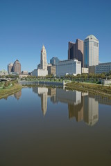 Fototapeta na wymiar Skyline von Columbus, Ohio, gespiegelt im Scioto River