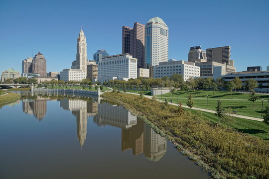 Skyline von Columbus, Ohio, mit Scioto River