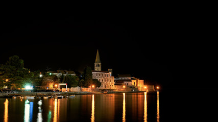 Obraz premium Ansicht der Altstadt von Porec in Kroatien in der Nacht 