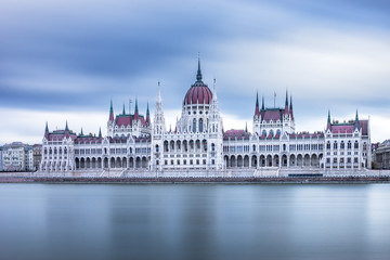 Obraz premium Front view to the Hungarian Parliament on a cloudy day in Budapest, Hungary