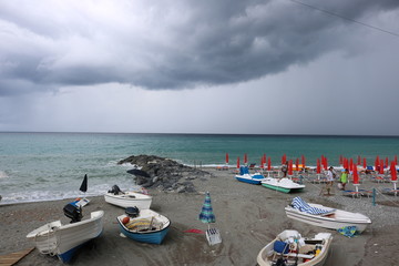 barche sulla spiaggia durante la tempesta offrono un bellissimo panorama marino