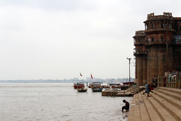Translation: The scenery of Varanasi's ghats by the Ganges