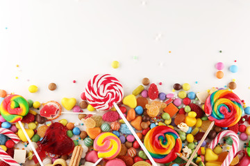 bonbons avec de la gelée et du sucre. gamme colorée de bonbons et de friandises pour enfants différents.