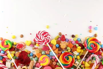 Fotobehang snoepjes met gelei en suiker. kleurrijke reeks verschillende snoepjes en lekkernijen voor kinderen. © beats_