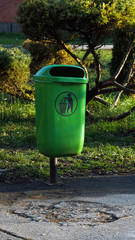 Obraz premium Trash bin in the park