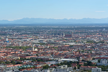 Fototapeta na wymiar München mit Blick auf die Alpen