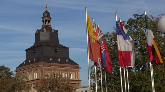 Fahnen verschiedener Länder wehen vor dem Roten Turm, Trier, Rheinland-Pfalz, Deutschland