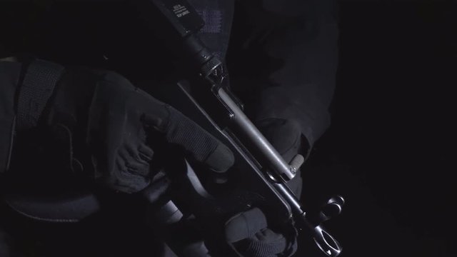 The soldier charges the machine gun. 4k