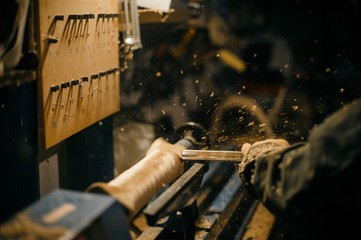 Мастер по дереву в работе © pyanichev