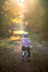 Dziewczynka na rowerze w jesiennym lesie © Piotr Szpakowski