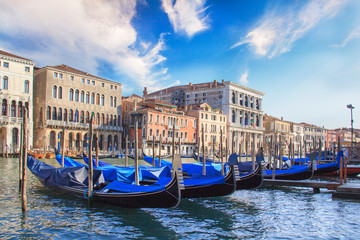 Fototapeta premium Piękny widok na gondole i Canal Grande, Wenecja, Włochy