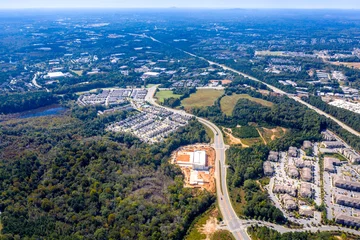 Rolgordijnen Luchtfoto van huizen en wegen in de voorsteden in de buitenwijken van Atlanta © rodphotography