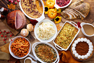Thanksgiving-Tisch mit Truthahn und Beilagen