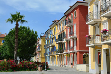 Fototapeta na wymiar colorful houses 