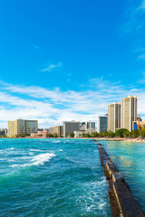 Obraz premium View of the Waikiki beach in Honolulu, Hawaii. Copy space for text. Vertical.