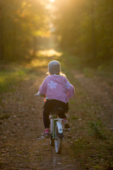 Dziewczynka na rowerze w jesiennym lesie © Piotr Szpakowski