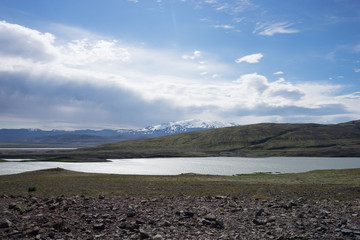 Berg- und Seen-Landschaft auf der Fahrt ins isländische Hochland – Blick auf den Hekla /...