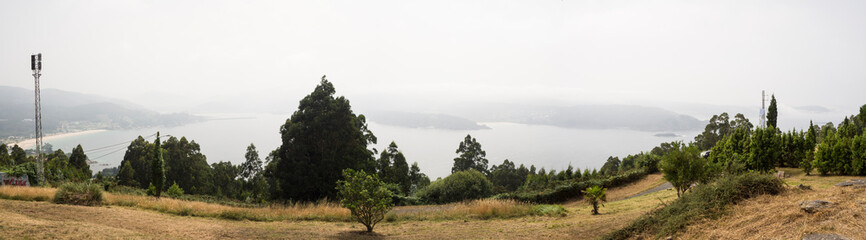 Vistas panorámicas con niebla desde el Miradoiro de Monte Faro en Lugo, verano de 2018